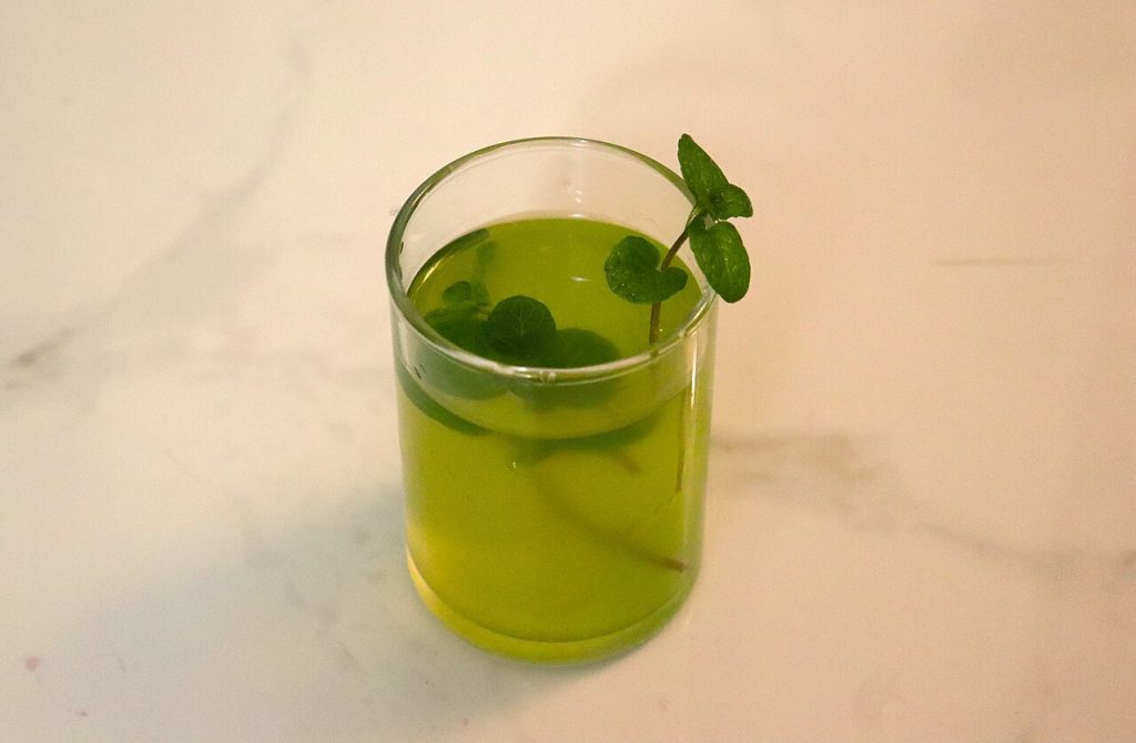 Fresh Mint Lemonade (Lightly Sweetened)
