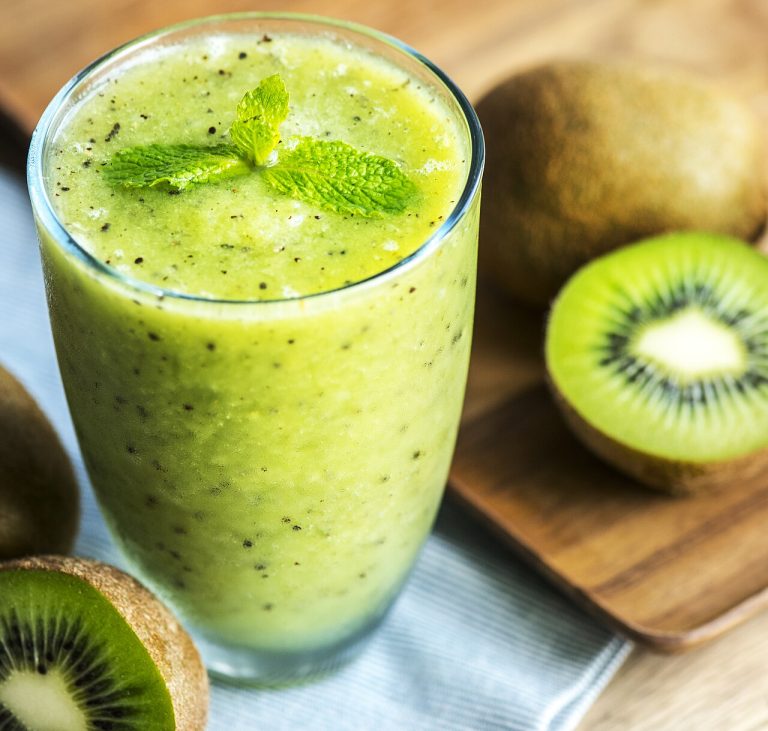 Green Kiwi Smoothie with Spinach and Banana
