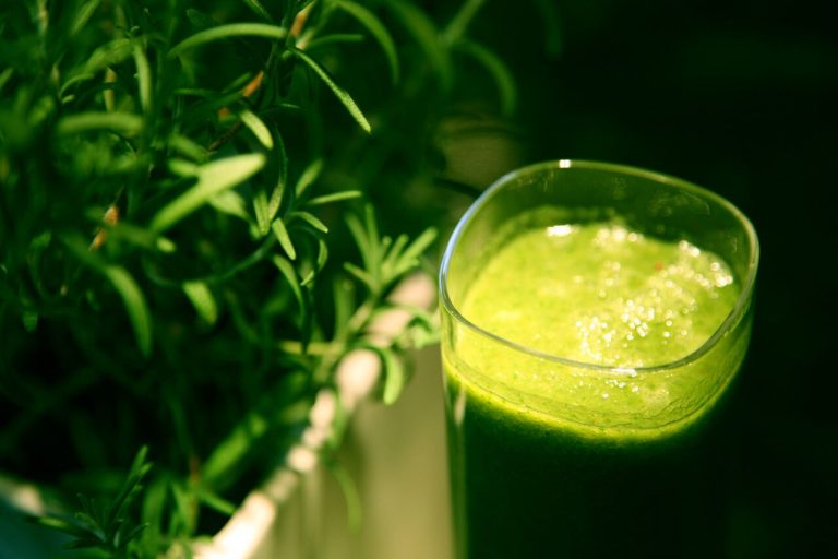 Green Smoothie with Spinach, Banana and Mango
