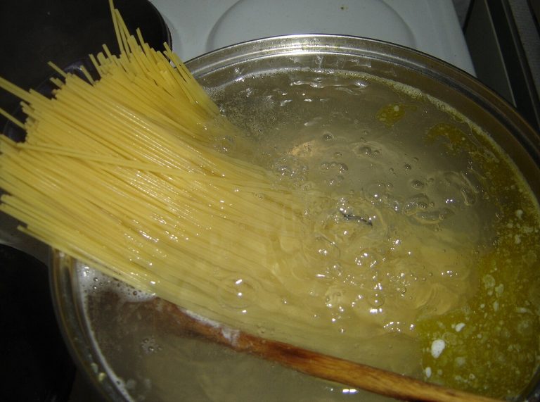How to Cook Pasta Properly: Water, Salt, Timing and Sauce