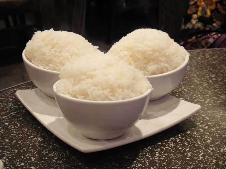 How to Cook Fluffy Rice on the Stovetop (White and Brown)