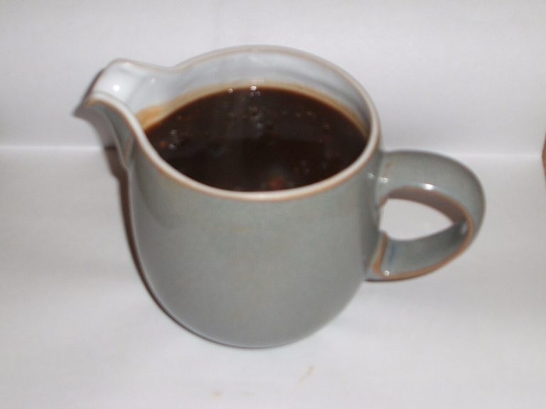 How to Make Pan Gravy from Drippings (Plus a Vegetarian Version)